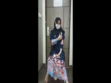 Ukhti Hijab Hitam Cantik Live Bersantai Kasur
